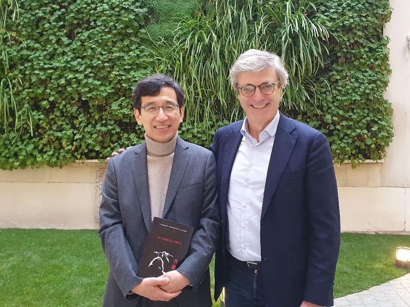 laurent lazard avec john hae oung livre le vaisseau tortue directeur centre culturel coreen paris
